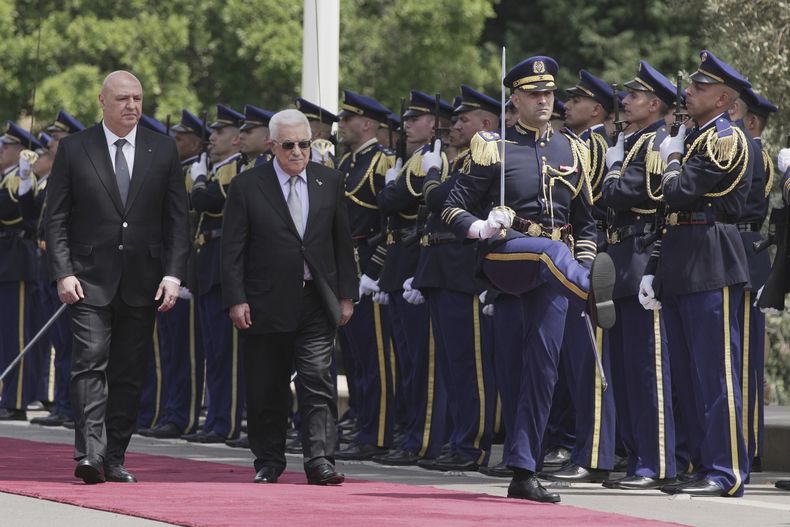 El presidente libanés Joseph Aoun (izq) y el presidente palestino Mahmud Abás (cent) en el Palacio Presidencial de Baabda al este de Beirut, el 21 de mayo del 2025. (AP foto/Hassan Ammar)