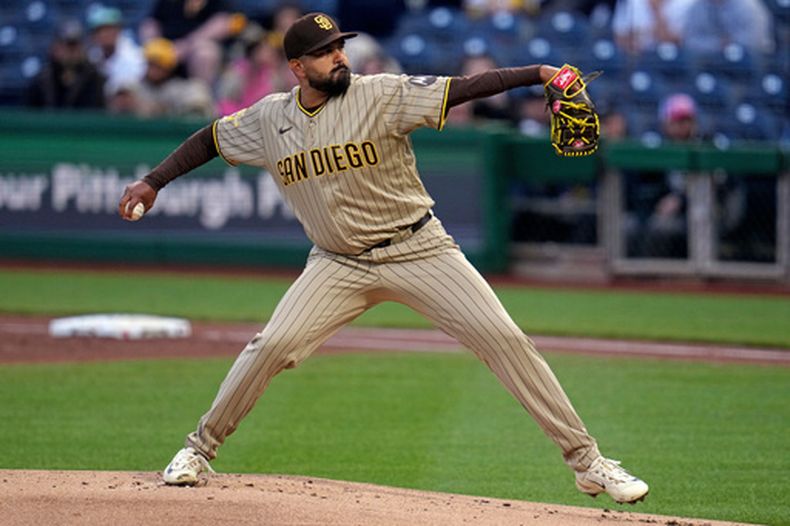 El pitcher de los Padres de San Diego Germán Márquez lanza en la primera entrada ante los Piratas de Pittsburgh el lunes 6 de abril del 2026. (AP Foto/Gene J. Puskar)