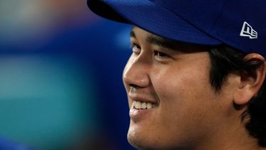 Shohei Ohtani de los Dodgers de Los Ángeles sonríe en el dugout en la octava entrada ante los Padres de San Diego el martes 22 de septiembre del 2026. (AP Foto/Mark J. Terrill)