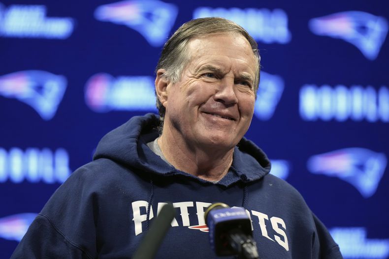 ARCHIVO - Bill Belichick, entrenador de los Patriots de Nueva Inglaterra, sonríe en una conferencia de prensa el miércoles 31 de mayo de 2023 (AP Foto/Steven Senne, archivo)
