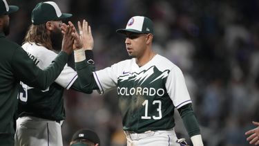 El mexicano Alan Trejo, de los Rockies de Colorado, recibe la felicitación de sus compañeros, tras el encuentro ante los Cerveceros de Milwaukee, el miércoles 3 de mayo de 2023 (AP Foto/David Zalubowski)