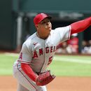 Angelinos derrotan a Texas; Trout recibe pelotazo en la mano