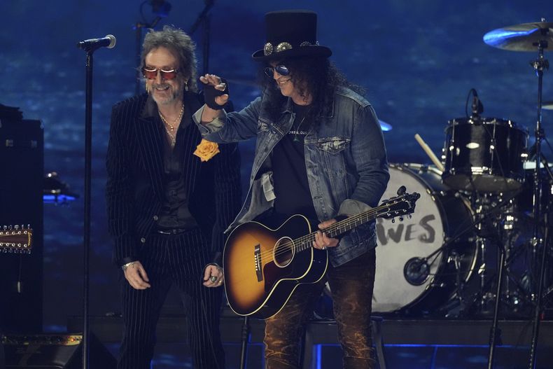 Chris Robinson, izquierda, de Black Crowes se presenta con Slash durante el concierto benéfico de FireAid el jueves 30 de enero de 2025 en The Forum en Inglewood, California. (Foto AP/Chris Pizzello)