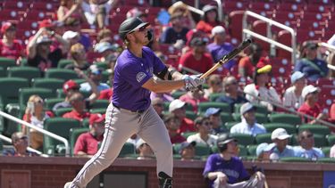 Hunter Goodman, de los Rockies de Colorado, observa el viaje de la pelota en su cuadrangular de dos carreras durante la novena entrada del juego de béisbol de Grandes Ligas, el miércoles 13 de agosto de 2025, en San Luis. (AP Foto/Jeff Roberson)
