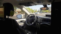 Un vehículo autónomo Waymo en Chandler, Arizona, el 7 de abril del 2021. (AP foto/Ross D. Franklin)