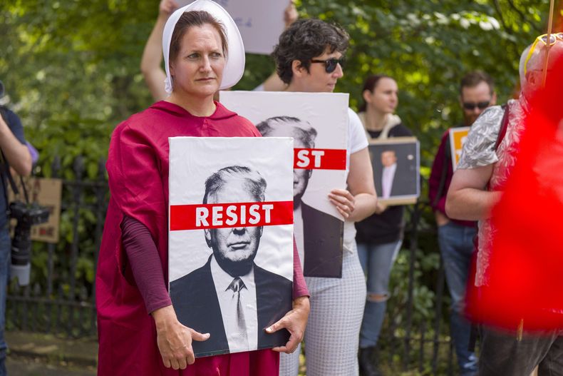 Varias personas participan en una protesta contra el presidente estadounidense Donald Trump afuera del Consulado de Estados Unidos en Edimburgo, Escocia, durante una visita del mandatario, el sábado 26 de julio de 2025. (Jane Barlow /PA via AP)