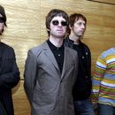 ARCHIVO - Los miembros de la banda de rock británica Oasis posan para fotografías antes de un concierto en Hong Kong, el 25 de febrero de 2006. De izquierda a derecha están Gem Archer, Noel Gallagher, Andy Bell y Liam Gallagher. (Foto AP/Lo Sai Hung)