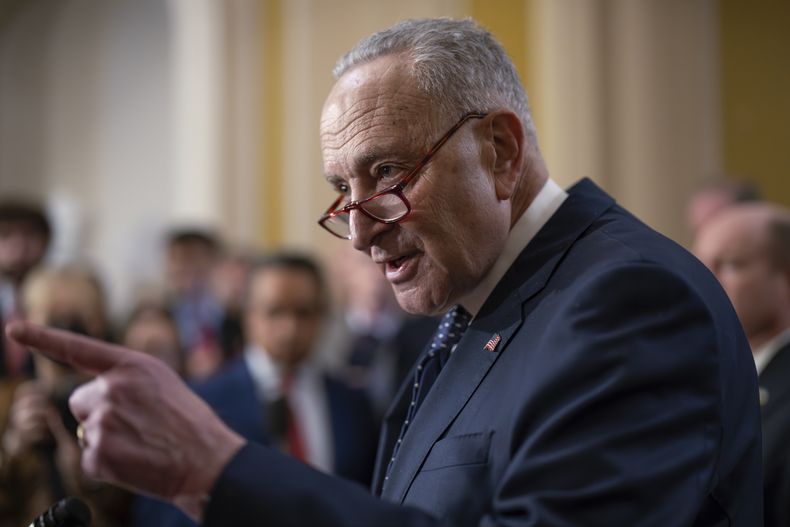 El líder de la mayoría en el Senado, Chuck Schumer, demócrata por Nueva York, responde a preguntas sobre seguridad fronteriza durante una charla con reporteros luego de una reunión de la bancada demócrata en el Capitolio, el miércoles 31 de enero de 2024, en Washington. (AP Foto/J. Scott Applewhite)