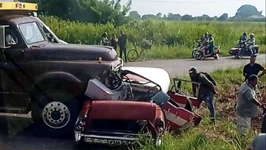 un camion dodge de los 50´s destroza un almendron en artemisa dejando un muerto y varios heridos