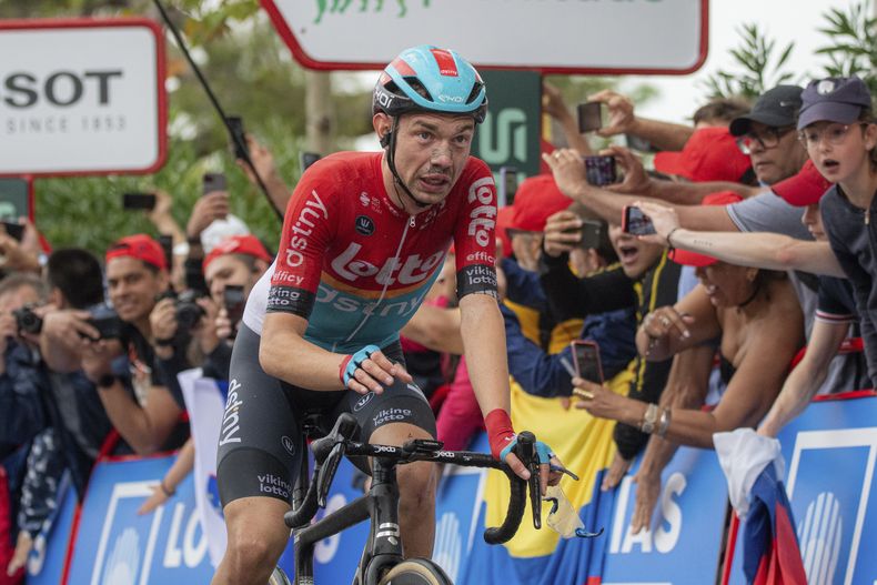 El danés Andreas Kron (Lotto Dstny) gana la segunda etapa de la Vuelta a España, el domingo 27 de agosto de 2023, en Barcelona. (Lorena Sopena/Europa Press vía AP)