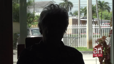estafan a una anciana a las afueras de un mercado en hialeah