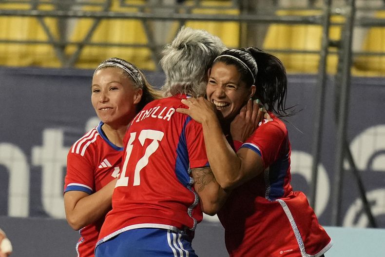 La chilena Karen Araya (derecha) celebra tras anotar el primer gol de Chile en la victoria 2-1 ante Estados Unidos en el fútbol femenino de los Juegos Panamericanos, Viña del Mar, Chile, el martes 31 de octubre de 2023. (AP Foto/Silvia Izquierdo)