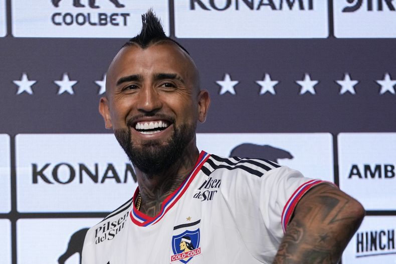 El mediocampista chileno Arturo Vidal al ser presentado como nuevo jugador de Colo Colo en el estadio Monumental deSantiago, Chile, el martes 23 de enero de 2024. (AP Foto/Esteban Félix)