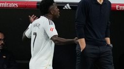 Vinicius Junior, delantero del Real Madrid, se queja al banquillo mientras es sustituido durante un juego de fútbol de La Liga entre el Real Madrid y el Barcelona en Madrid, España, el domingo 26 de octubre de 2025. (AP Photo/Bernat Armangue) Vinicius Junior, delantero del Real Madrid, se queja al banquillo mientras es sustituido durante un juego de fútbol de La Liga entre el Real Madrid y el Barcelona en Madrid, España, el domingo 26 de octubre de 2025. (AP Photo/Bernat Armangue)