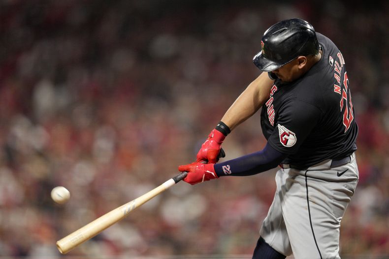 Josh Naylor, de los Guardianes de Cleveland, batea un jonrón solitario ante los Rojos de Cincinnati, en el juego del martes 11 de junio de 2024 (AP Foto/Jeff Dean)