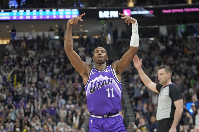 Kris Dunn, del Jazz de Utah, festeja tras encestar un triple en el partido del martes 6 de febrero de 2024, ante el Thunder de Oklahoma City (AP Foto/Rick Bowmer)