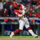 Jonathan India de los Rojos de Cincinnati bateó un sencillo de dos carreras en la octava entrada del juego ante los Rangers de Texas el martes 25 de abril del 2023. (AP Foto/Aaron Doster)
