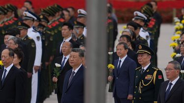 El presidente chino Xi Jinping (centro izquierda) con Zhang Shengmin, subdirector de la Comisión Militar Central (segundo desde la derecha), en un evento en honor de héroes nacionales caídos, en la Plaza Tiananmen en Beijing, el 30 de septiembre del 2026. (AP foto/Ng Han Guan)