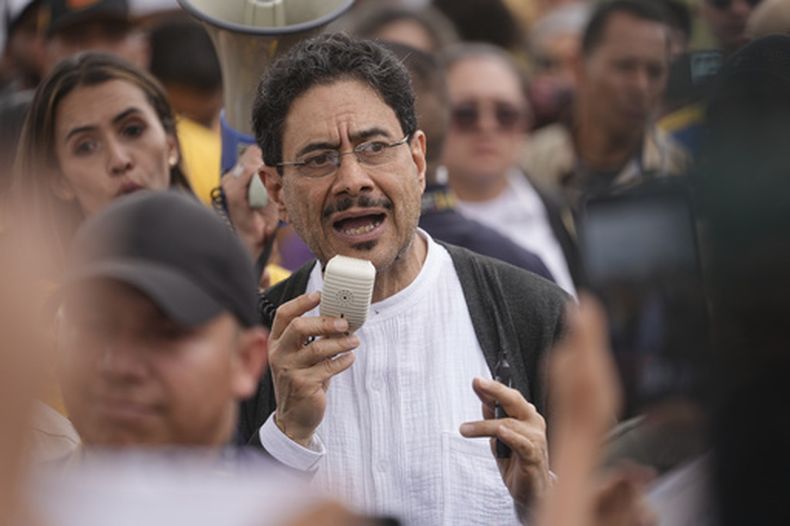 El candidato presidencial Iván Cepeda, de la coalición gobernante Pacto Histórico, habla durante un partido de fútbol patrocinado por su campaña, el domingo 7 de junio de 2026, en Bogotá, Colombia. (AP Foto/Iván Valencia)