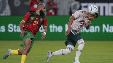 Jesús Gallardo, de la selección de México, controla el balón frente a Bryan Mbeumo, de Camerún, durante un partido amistoso disputado el sábado 10 de junio de 2023, en San Diego (AP Foto/Gregory Bull)