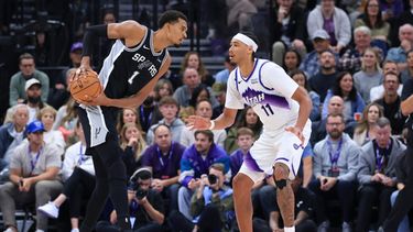 El francés Victor Wembanyama, de los Spurs de San Antonio, trata de avanzaer ante Jaxson Hayes, del Jazz de Utah, el miércoles 28 de octubere de 2026 (AP Foto/Rob Gray)