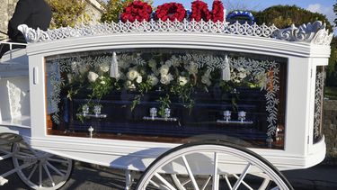 El féretro con los restos de Liam Payne en el funeral del cantante de One Direction en la St Marys Church de Amersham, Buckinghamshire, Inglaterra, el 20 de noviembre del 2024. (Jonathan Brady/PA via AP)
