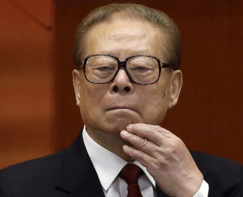 ARCHIVO - Foto de archivo, 8 de noviembre de 2012, del ex presidente chino Jiang Zemin en Beijing. La Audiencia Nacional espa&ntilde;ola emiti&oacute; una orden de arresto para Jiang y otros funcionarios chinos el mi&eacute;rcoles 20 de noviembre de 2013,