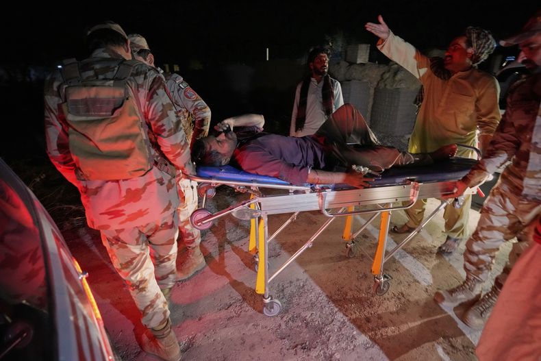 Una persona herida tras el secuestro de un tren en Much, provincia de Baluchistán, Pakistán, el 12 de marzo del 2025. (AP foto/Anjum Naveed)