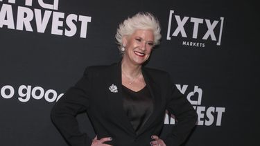 ARCHIVO - La chef Anne Burrell asiste a City Harvest Presents The 2025 Gala: Carnaval, el 22 de abril de 2025, en Nueva York.(Foto Andy Kropa/Invision/AP, archivo)
