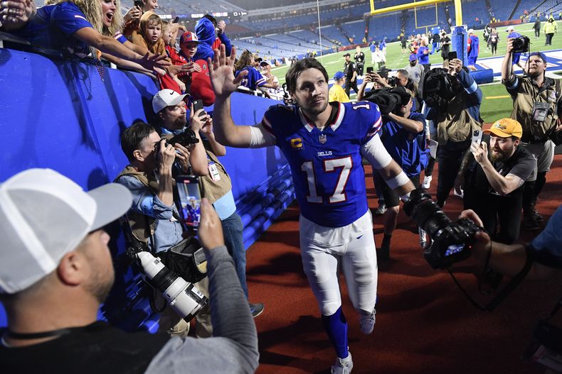 Josh Allen, quarterback de los Bills de Buffalo, abandonan el terreno tras una victoria sobre los Jaguars de Jacksonville, el lunes 23 de septiembre de 2024 (AP Foto/Adrian Kraus)