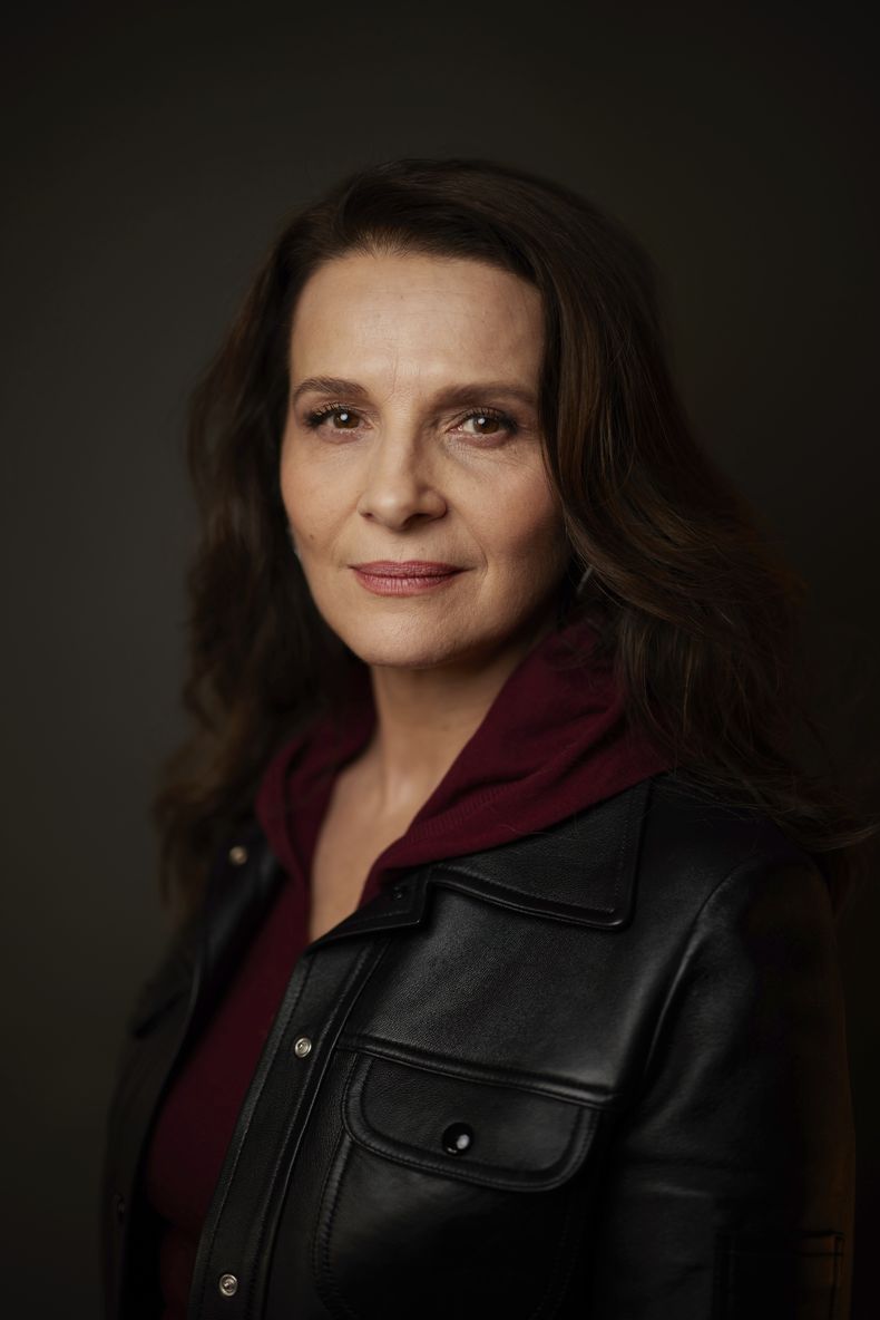 Juliette Binoche posa para promover la película The Return el miércoles 4 de diciembre de 2024 en Nueva York. (Foto Matt Licari/Invision/AP)