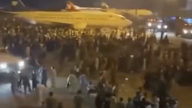 caos y desesperacion en el aeropuerto de kabul: miles de personas intentan huir de afganistan ante la toma del poder de los talibanes