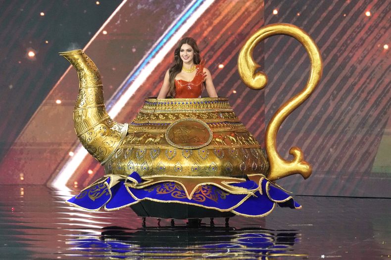 Miss Sri Lanka Lihasha White compite en el concurso de trajes nacionales del certamen de belleza Miss Universo en la provincia de Nonthaburi, Tailandia, el miércoles 19 de noviembre de 2025. (Foto AP/Sakchai Lalit)