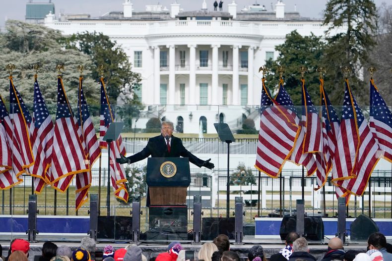 ARCHIVO - El presidente Donald Trump pronuncia un discurso en un mitin el 6 de enero de 2021 frente a la Casa Blanca, en Washington. (AP Foto/Jacquelyn Martin, archivo)