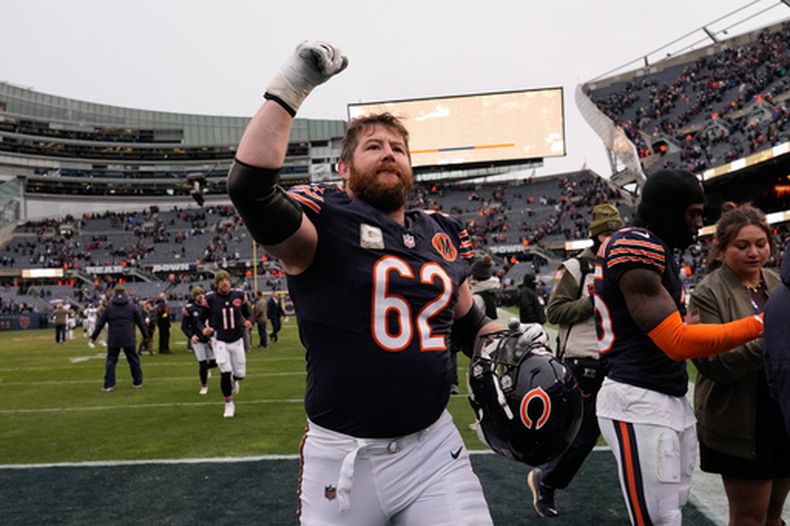 ARCHIVO - Joe Thuney, guardia de los Bears de Chicago, reacciona mientras sale del campo después de un partido de la NFL en contra de los Giants de Nueva York, el 9 de noviembre de 2025, en Chicago. (AP Foto/Nam Y. Huh, Archivo)