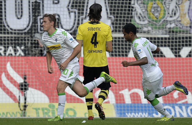 Los jugadores de Moenchengladbach, Max Kruse, izquierda, y Raffael, derecha, festejan un gol contra Borussia Dortmund en la Bundesliga el s&aacute;bado, 5 de octubre de 2013, en Moenchengladbach, Alemania. (AP Photo/Martin Meissner)