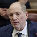 Harvey Weinstein bromea con fotógrafos de prensa en el tribunal penal de Manhattan mientras el jurado delibera en su nuevo juicio, el miércoles 11 de junio de 2025, en Nueva York. (Curtis Means/Pool Photo via AP)