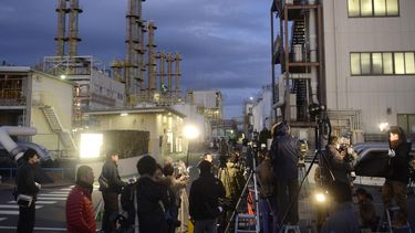 americateve | Miembros de la prensa local se re&uacute;nen en una entrada de la planta qu&iacute;mica de Mitsubishi Materials Corp. luego de una explosi&oacute;n en Yokkaichi, en el centro de Jap&oacute;n, el jueves 9 de enero de 2013. (Foto AP/Kyodo News)