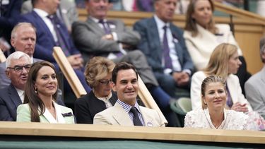 La princesa de Gales, Catalina, junto a Roger Federer y su esposa Mirka Federer en el palco real de la Cancha Central de Wimbledon, en Londres, el martes 4 de julio de 2023. (AP Foto/Alberto Pezzali)