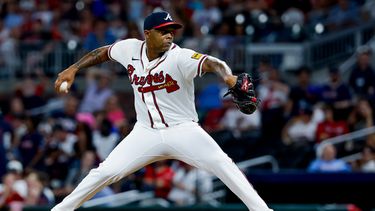El cubano Raisel Iglesias, de los Bravos de Atlanta, hace un lanzamiento el jueves 30 de julio de 2026, en un duelo ante los Nacionales de Washington (AP Foto/Erik S. Lesser)