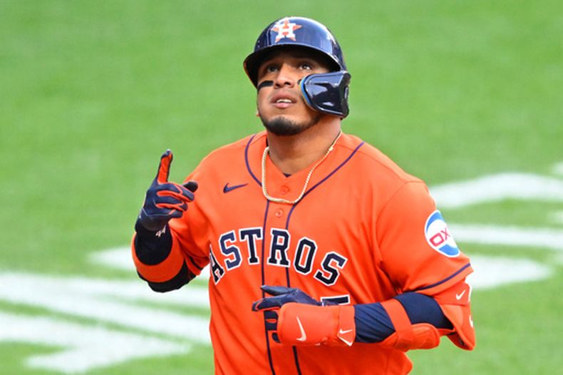 Isaac Paredes, de los Astros de Houston, celebra después de batear un jonrón solitario en la cuarta entrada del juego de béisbol de Grandes Ligas contra los Guardianes de Cleveland, el lunes 20 de abril de 2026, en Cleveland. (AP Foto/David Richard)