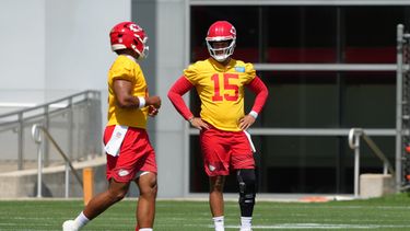 El QB de los Chiefs de Kansas City, Patrick Mahomes (15), observa los ejercicios durante la práctica del equipo de fútbol americano de la NFL, el martes 9 de junio de 2026, en Kansas City, Misuri. (Foto AP/Ed Zurga)