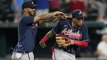 El puertorriqueño Eddie Rosario (izquierda) y el venezolano Orlando Arcia, de los Bravos de Atlanta, festejan el triunfo por 6-4 ante los Rangers de Texas, el miércoles 17 de mayo de 2023 (AP Foto/Tony Gutiérrez)