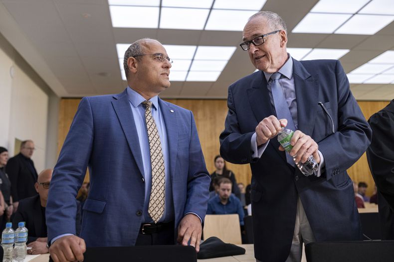 El viceportavoz federal del partido Alternativa por Alemania (AfD) Peter Boehringer, a la izquierda, y el asesor de la junta ejecutiva federal de AfD Roman Reusch se ven en la sala de una corte antes del veredicto en la apelación por la clasificación de AfD como posible caso de extremismo, en la Corte Administrativa Suprema del estado de Renania del Norte-Westfalia en Muenster, Alemania, el lunes 13 de mayo de 2024. La corte administrativa falló a favor del servicio de inteligencia que había hecho la designación. (Guido Kirchner/dpa/dpa via AP)