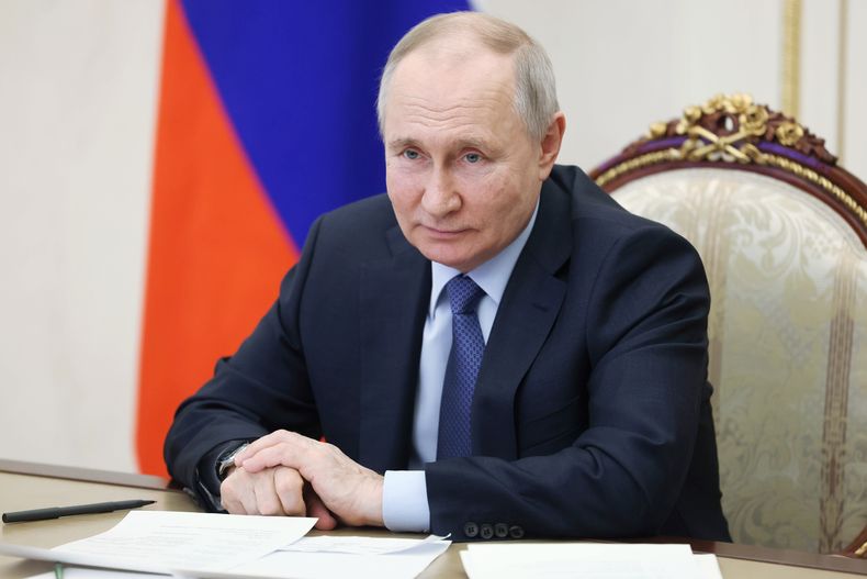 El presidente ruso, Vladímir Putin, preside una videoconferencia el viernes 17 de marzo de 2023 en el Kremlin, en Moscú. (Sputnik, Foto de Pool del Kremlin vía AP)