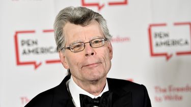 ARCHIVO - Stephen King, ganador del premio al servicio literario de PEN América, asiste a la Gala Literaria PEN 2018 el 22 de mayo de 2018 en Nueva York. (Foto Evan Agostini/Invision/AP, archivo)