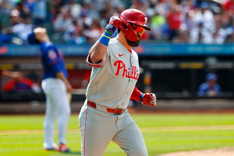 Kyle Schwarber de los Filis de Filadelfia reacciona tras batear un jonrón frente al pitcher de los Mets de Nueva York Kodai Senga el domingo 28 de junio del 2026. (AP Foto/Noah K. Murray)
