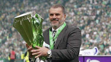 El técnico de Celtic Angelos Postecoglou con el trofeo de campeones de la Liga de Escocia, el sábado 27 de mayo de 2023, en Glasgow. Postecoglou ha sido nombrado como nuevo técnico de Tottenham. (Andrew Milligan/PA vía AP)
