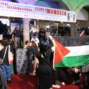 Manifestantes protestan contra la guerra en Gaza en la alfombra roja de la película de Juliette Binoche In-I in Motion durante el segundo día del Festival de Cine de Morelia, en Morelia, México, el sábado 11 de octubre de 2025. (Foto AP/Berenice Bautista)
