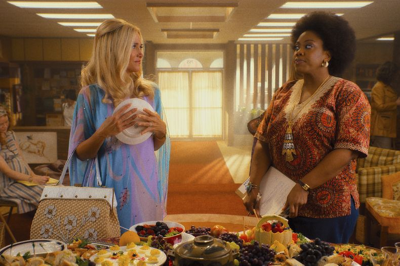 En esta imagen proporcionada por Apple TV+, Kristen Wiig, izquierda, y Amber Chardae en una escena de la serie Palm Royale. (Apple TV+ via AP)